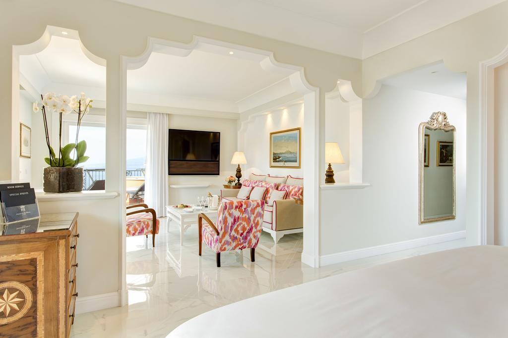 Suite Junior Royal con terraza con vistas al mar y bañera de hidromasaje